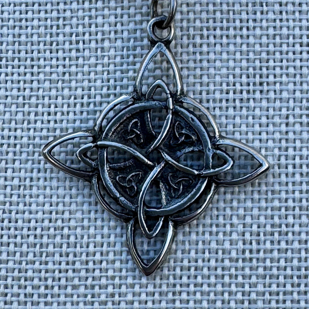 Amuleto de protección Doble Nudo de Bruja de Plata 925 (Activado) | Magicka Shop SKU AMUL-DOBNDB-PLATA detalle