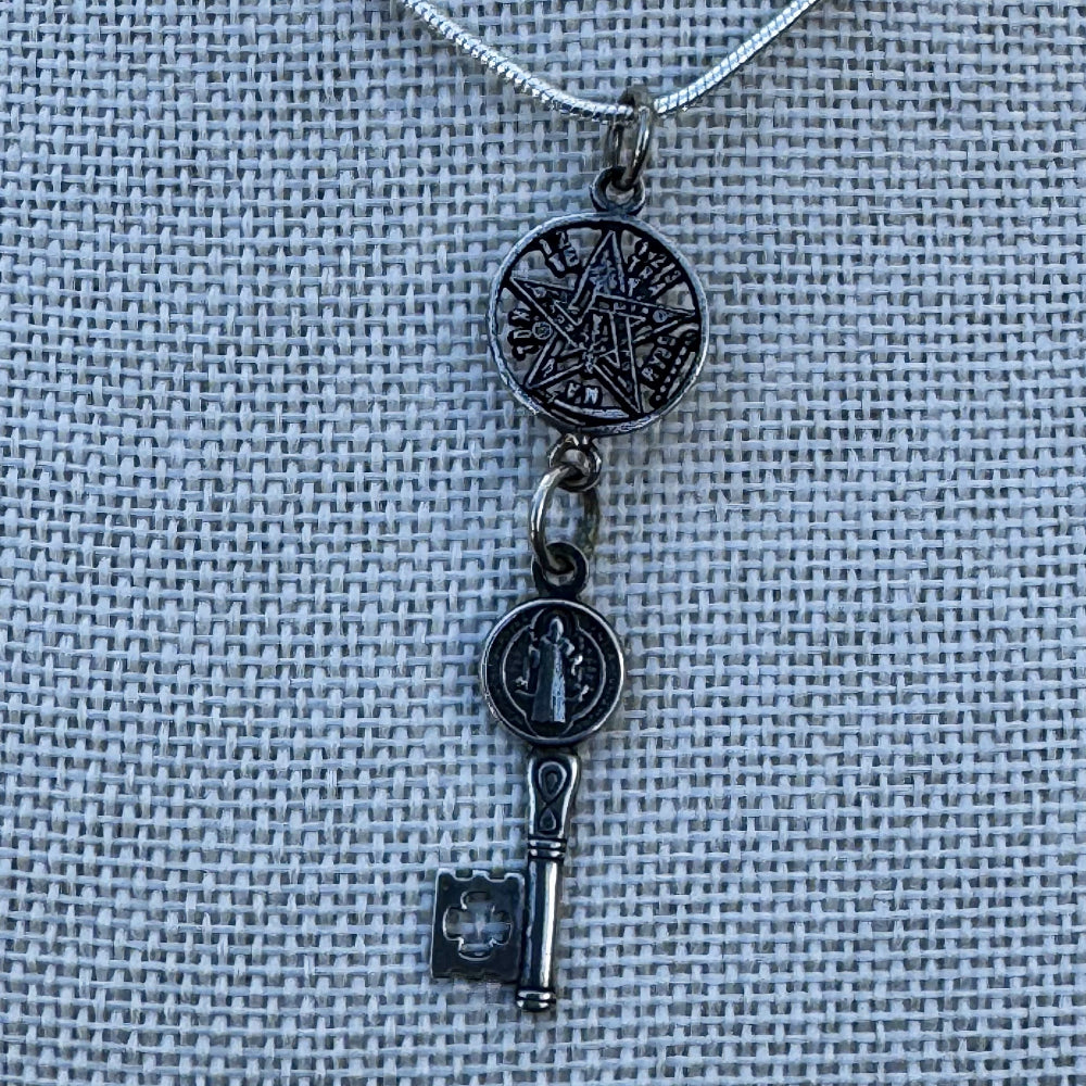 Amuleto Abrecaminos Plata 925 con Tetragramatón y Llave de San Benito (Activado) | Magicka Shop SKU AMUL-DOBPROT-LLAVE-PLATA detalle