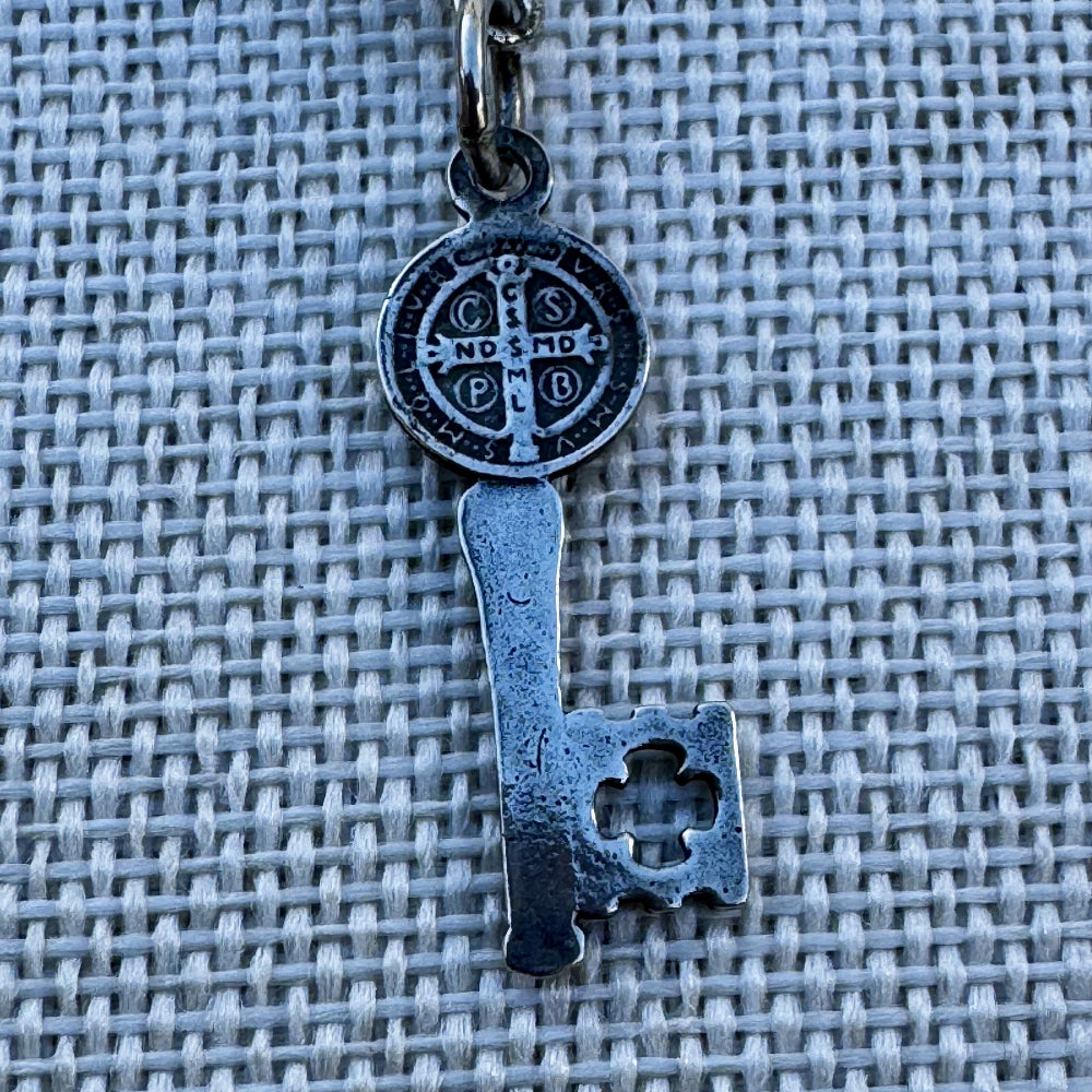 Amuleto Abrecaminos Plata 925 con Tetragramatón y Llave de San Benito (Activado) | Magicka Shop SKU AMUL-DOBPROT-LLAVE-PLATA trasera