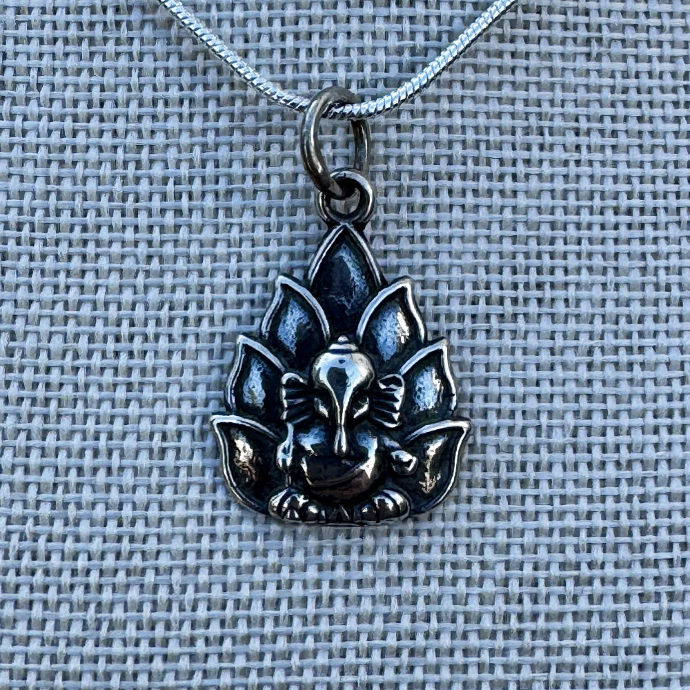Colgante de Ganesha en Flor de Loto de Plata 925 (Activado) | Magicka Shop SKU AMUL-GANESHA-PLATA detalle