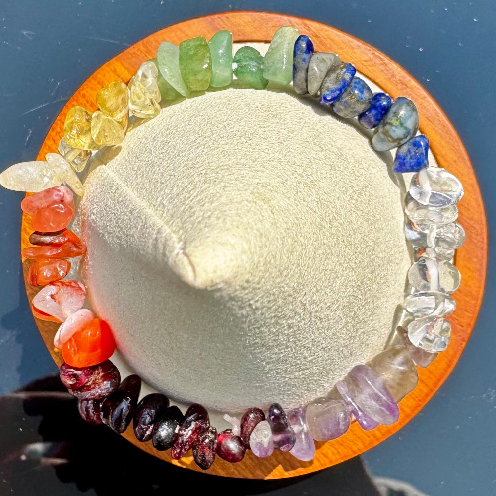 Pulsera elástica de chips de 7 chakras para equilibrio energético detalle