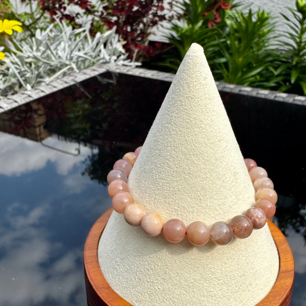 Pulsera elástica de Piedra Luna Melocotón (bolas 8mm) de la India - Amor Propio y Calma | Magicka Shop SKU PULS-PLUNAMEL-B8