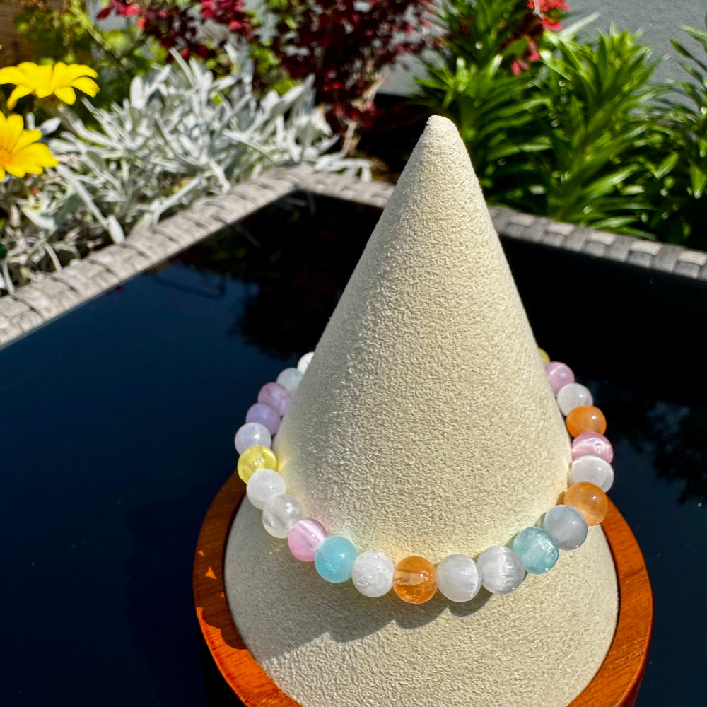 Pulsera elástica de Selenita Arcoíris teñida (bolas 6mm) - Combinación de color aleatoria | Magicka Shop SKU PULS-SELENARC-B6