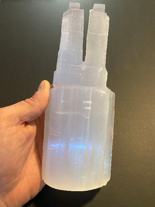 Torre de selenita doble en una mano