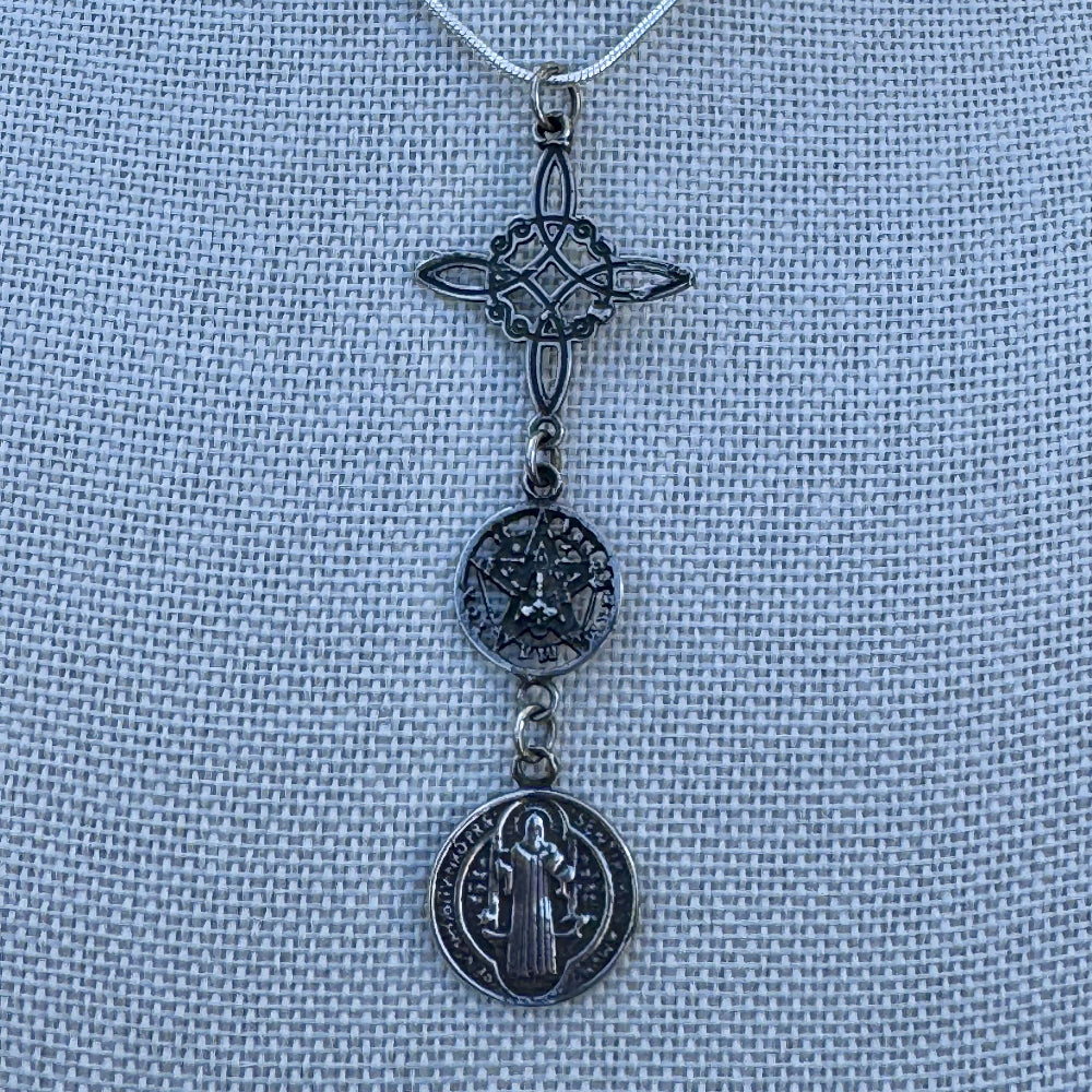 Amuleto Triple Protección de Plata 925 con Nudo de Bruja, Tetragramatón y San Benito, activado | detalle