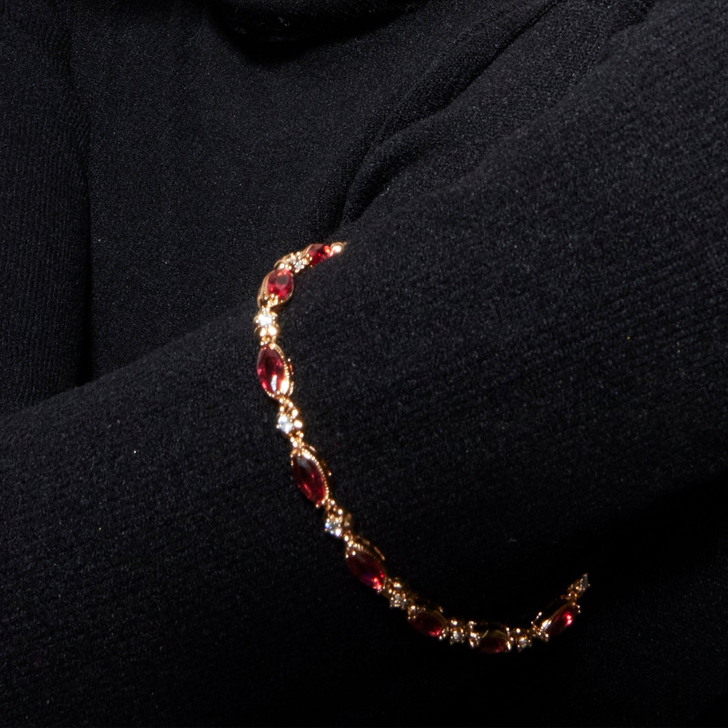 Pulsera con Circonita Rubí acabado oro 18k - Julie