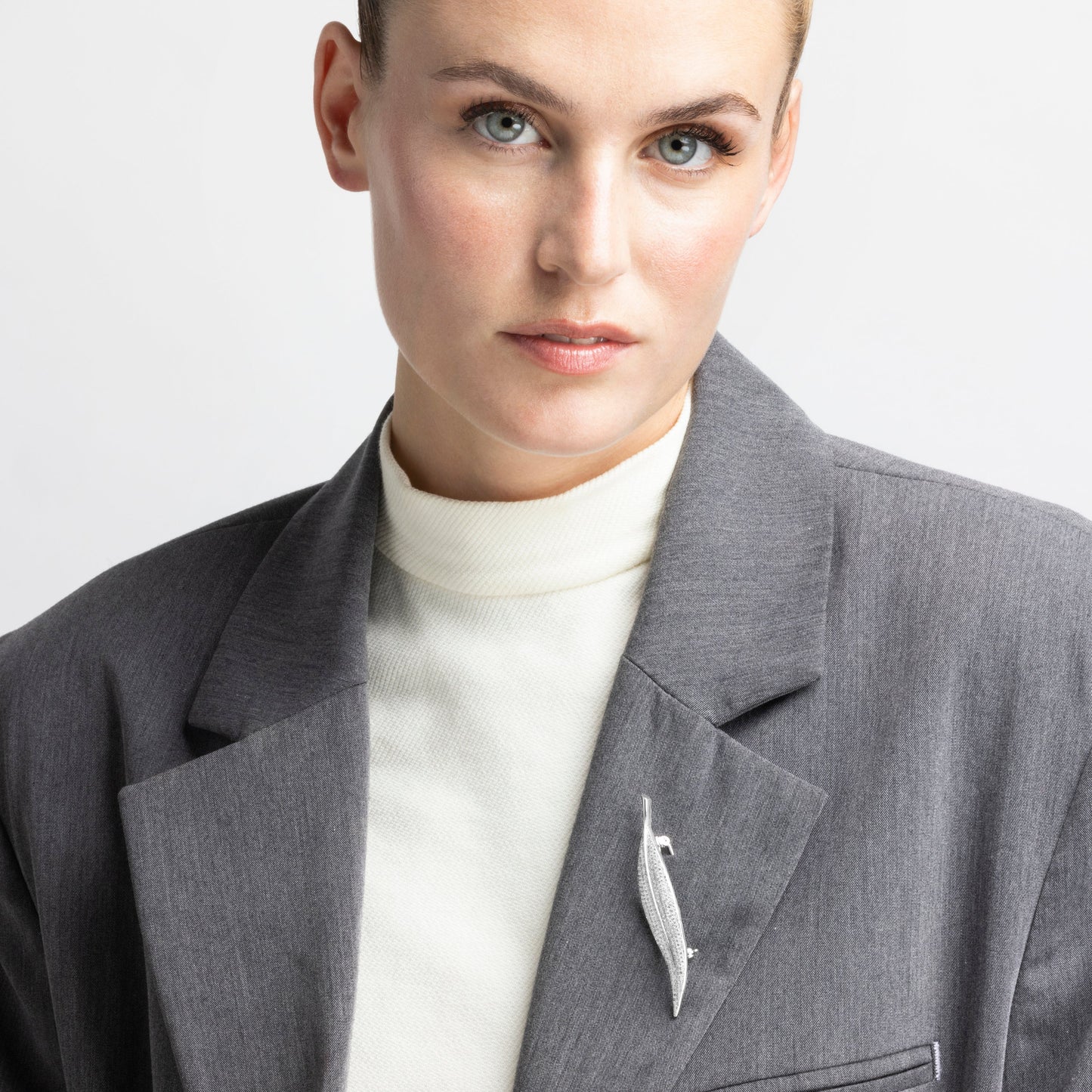 Broche con Circonita Brillante acabado plata - Heril