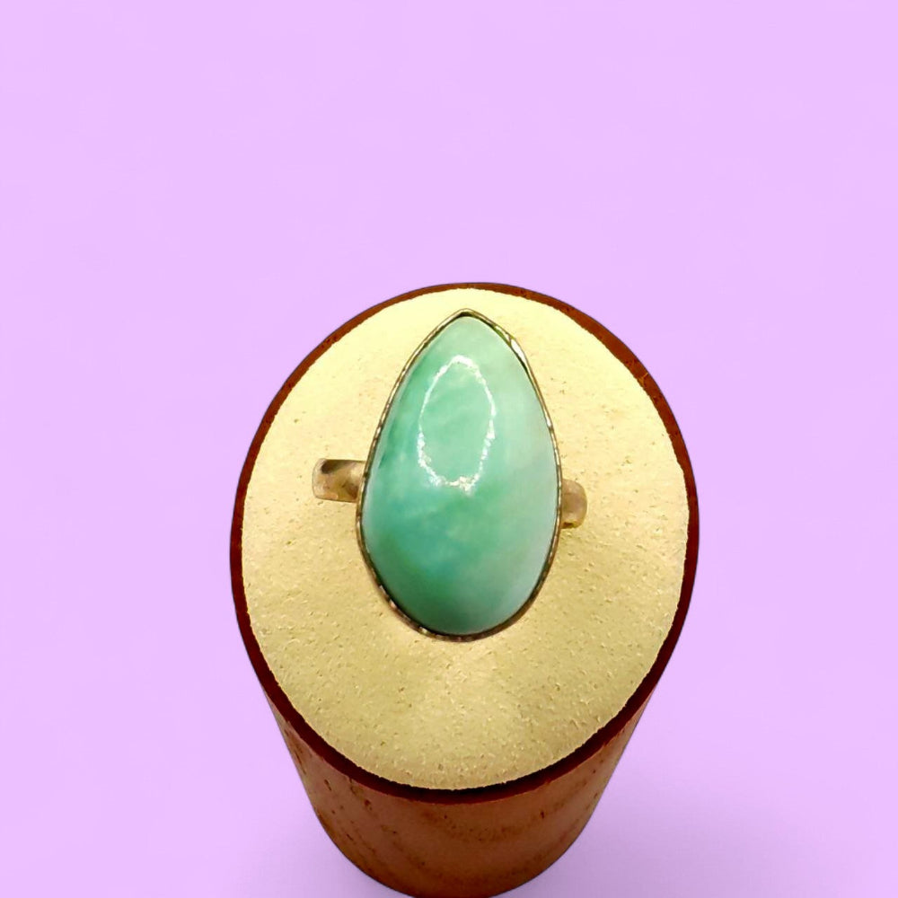 Anillo ajustable de Plata 925 con Crisoprasa en forma de gota | Magicka Shop SKU ANIL-CRISO-GOTA-PLATA-AJUS