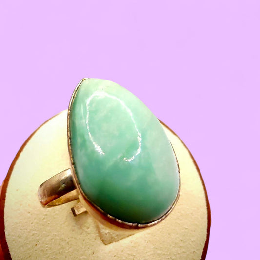 Anillo ajustable de Plata 925 con Crisoprasa en forma de gota | Magicka Shop SKU ANIL-CRISO-GOTA-PLATA-AJUS