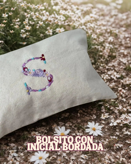 Bolsito de mano con inicial floral bordada