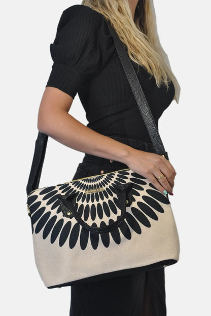 Bolso de mano y bandolera grande Lucia Pétalos negros | CHULA Tulum