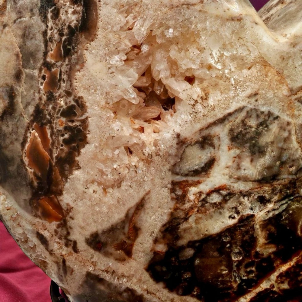 Corazón de cuarzo de colección sobre soporte detalle