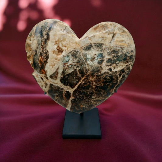 Corazón de cuarzo de colección sobre soporte