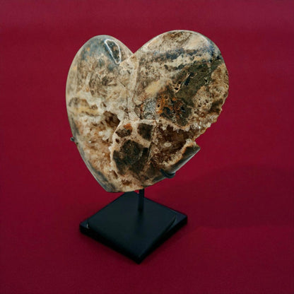Corazón de cuarzo de colección sobre soporte