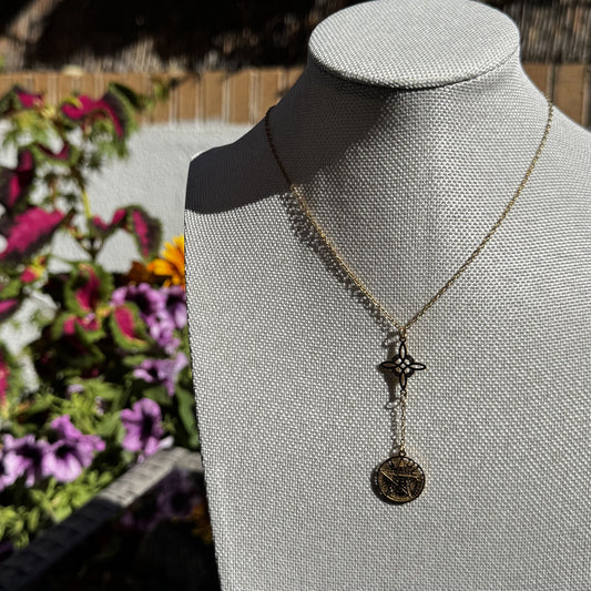 Amuleto Doble Protección de acero dorado con Nudo de Bruja y Tetragramatón, activado | Magicka Shop SKU AMUL-DOBPROT-ACEDOR