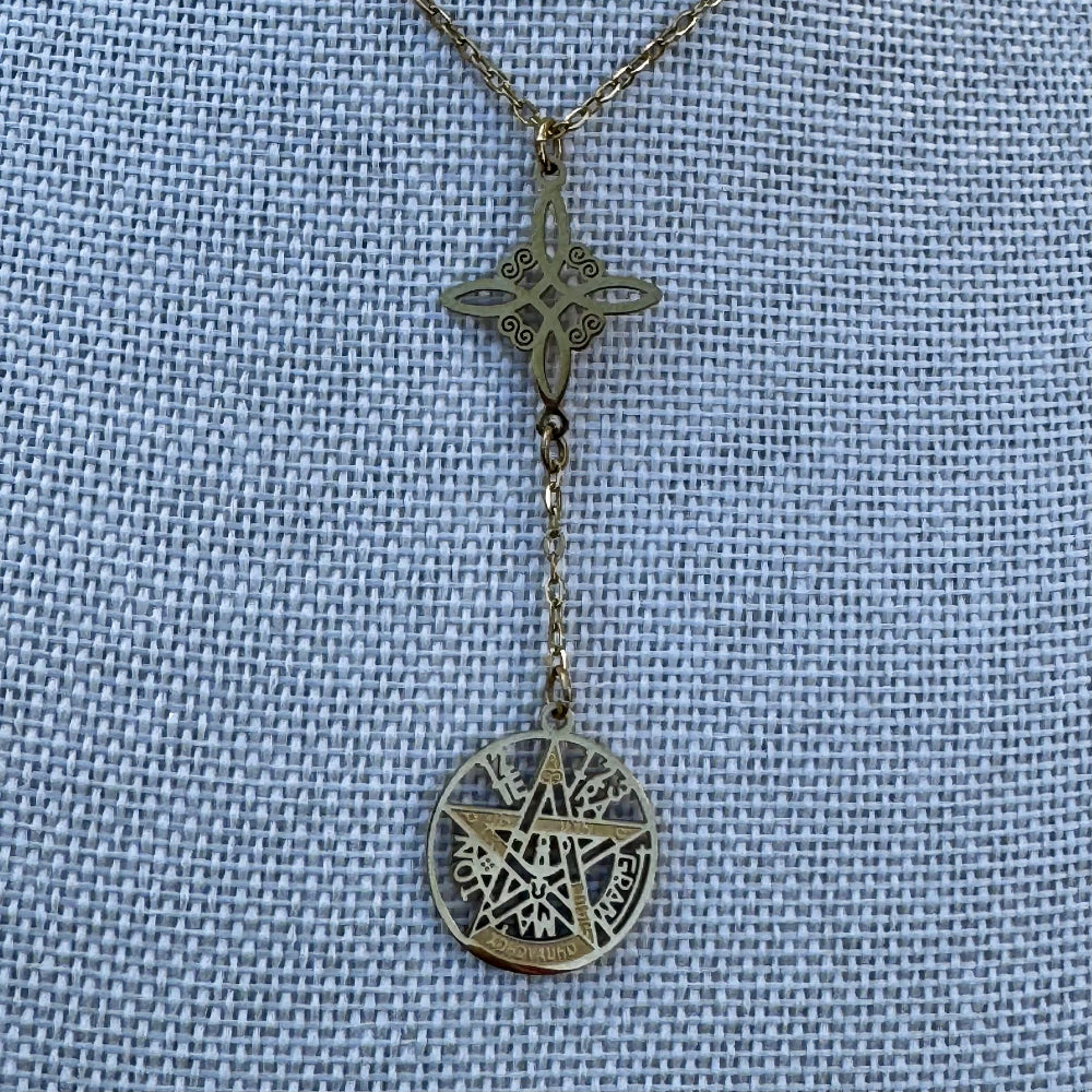 Amuleto Doble Protección de acero dorado con Nudo de Bruja y Tetragramatón, activado | detalle
