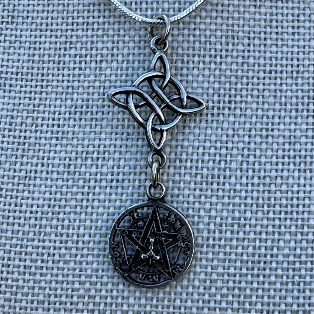 Amuleto Doble Protección de Plata 925 con Nudo de Bruja y Tetragramatón, activado | Magicka Shop SKU AMUL-DOBPROT-PLATA-V2 detalle