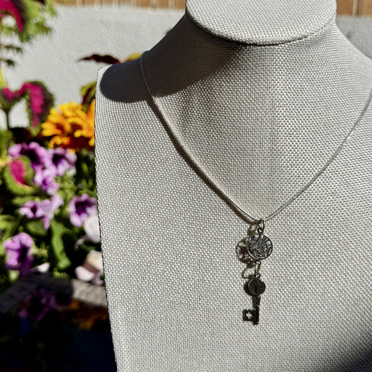 Amuleto Abrecaminos Plata 925 con Tetragramatón y Llave de San Benito (Activado) | Magicka Shop SKU AMUL-DOBPROT-LLAVE-PLATA