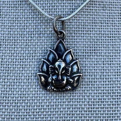 Colgante de Ganesha en Flor de Loto de Plata 925 (Activado) | Magicka Shop SKU AMUL-GANESHA-PLATA detalle