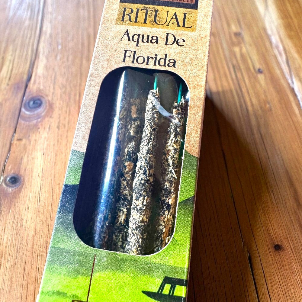 Detalle de las varillas gruesas del incienso Agua de Florida, hechas a mano con ingredientes naturales.