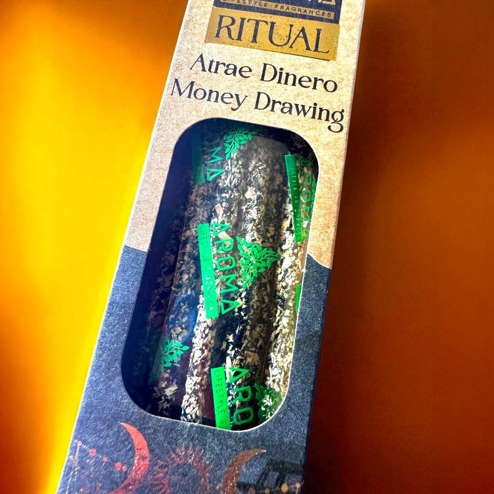 Detalle de las varillas gruesas del incienso Atrae Dinero, hechas a mano con ingredientes naturales.