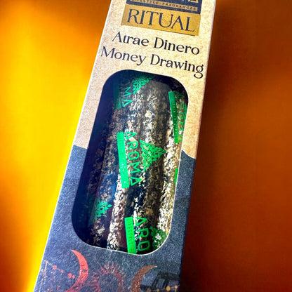 Detalle de las varillas gruesas del incienso Atrae Dinero, hechas a mano con ingredientes naturales.
