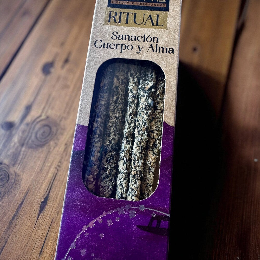 Detalle de varillas gruesas artesanales del incienso Sanación Cuerpo y Alma, hechas con ingredientes naturales.