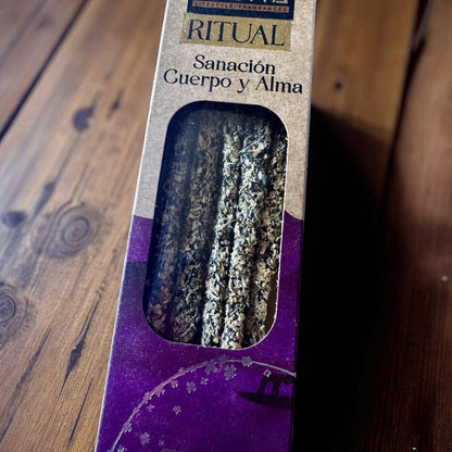 Detalle de varillas gruesas artesanales del incienso Sanación Cuerpo y Alma, hechas con ingredientes naturales.
