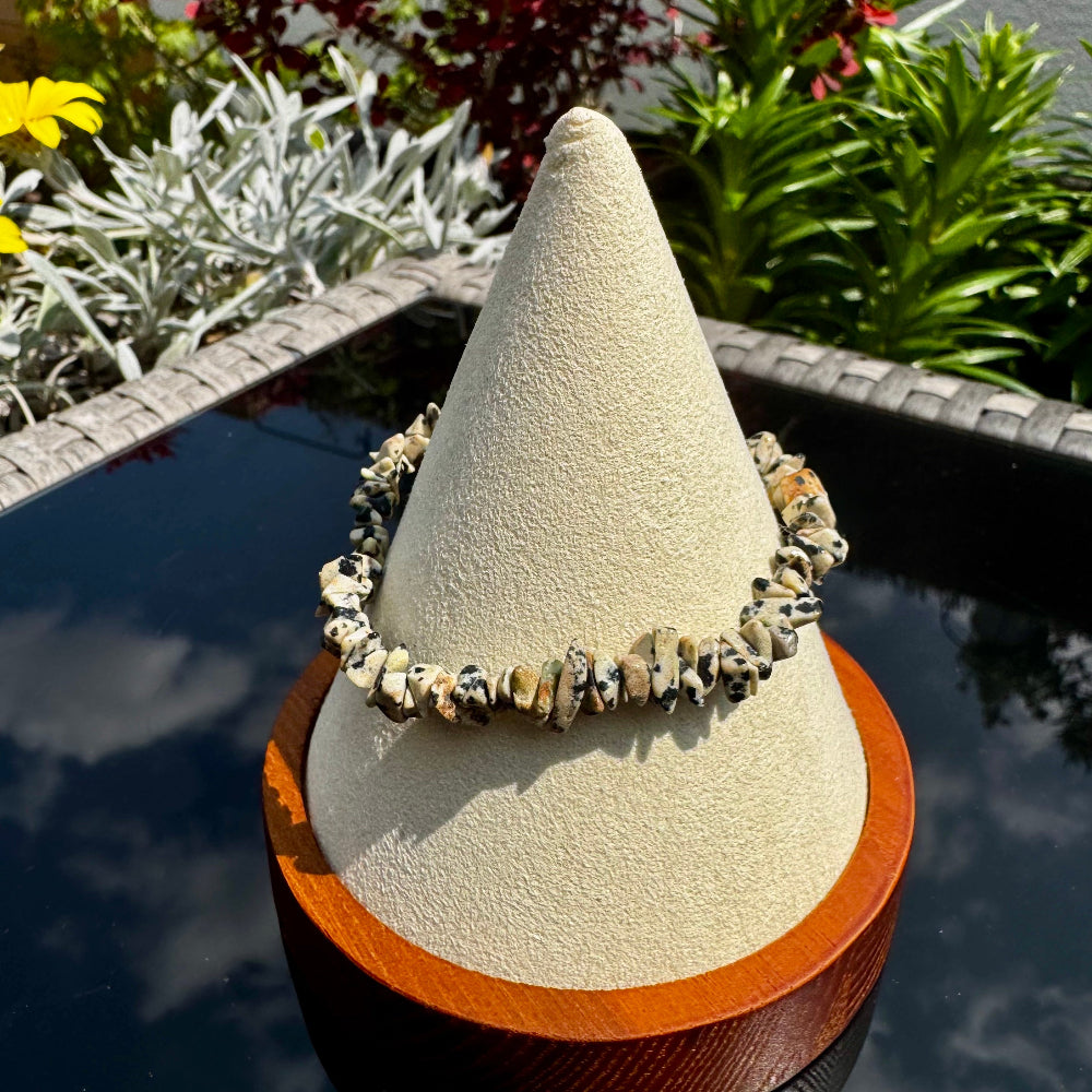 Pulsera elástica de chips pequeños de Jaspe Dálmata de México - Alegría y Protección | Magicka Shop SKU PULS-JASPDALM-CHP