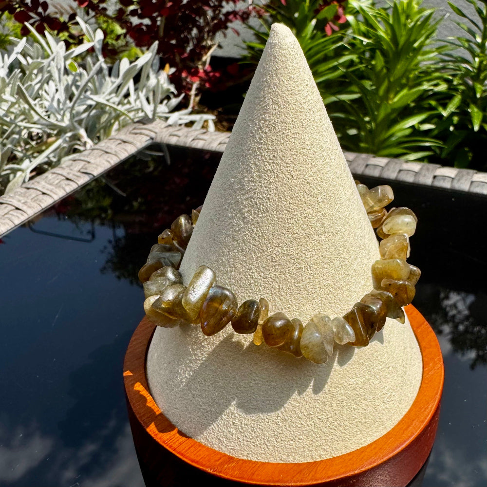 Pulsera elástica de chips de Labradorita de Madagascar con destellos | Magicka Shop SKU PULS-LABRA-CH