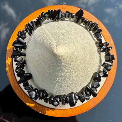 Pulsera elástica de chips pequeños de Turmalina Negra de Brasil detalle
