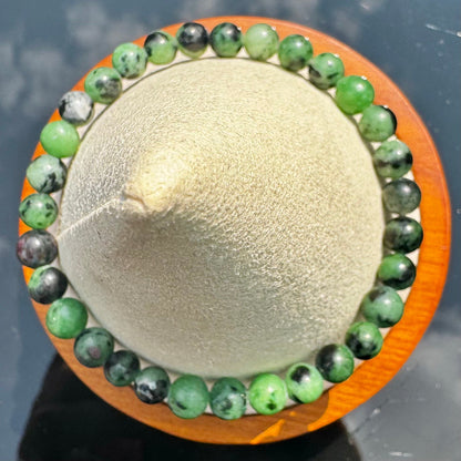 Pulsera elástica de Zoisita con Rubí (bolas 6mm, Rubí fluorescente UV) de Madagascar detalle