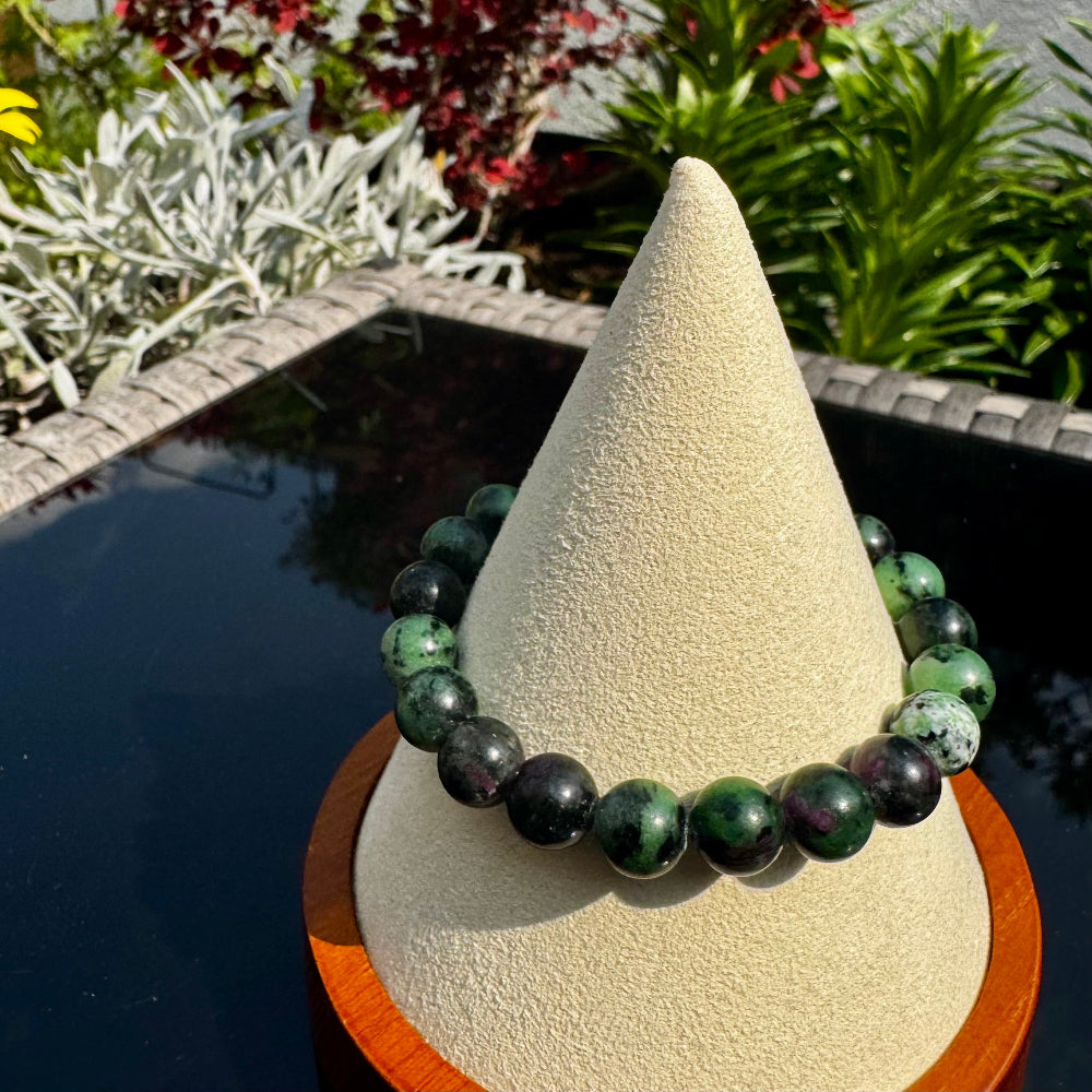 Pulsera elástica de Zoisita con Rubí (bolas 8mm, Rubí fluorescente UV) de Madagascar | Magicka Shop SKU PULS-ZOIRUBI-B8