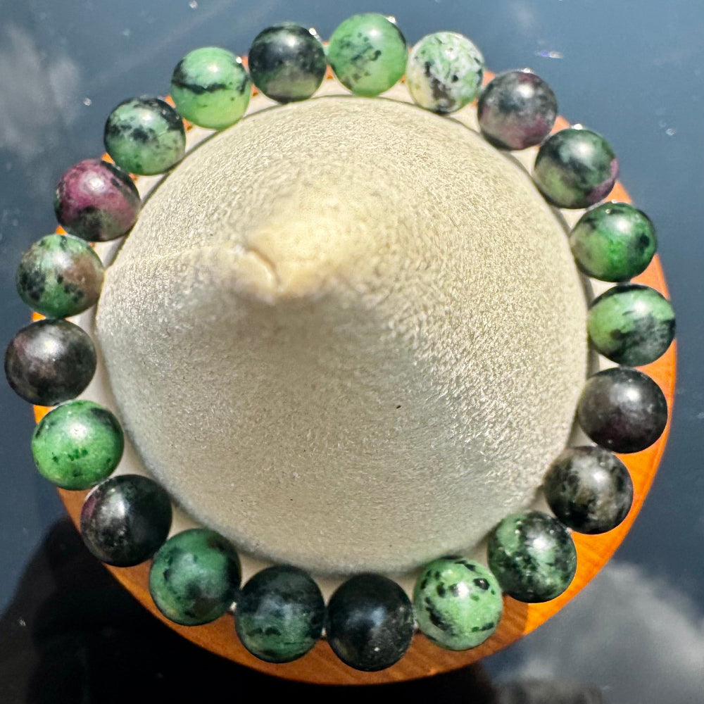 Pulsera elástica de Zoisita con Rubí (bolas 8mm, Rubí fluorescente UV) de Madagascar | detalle