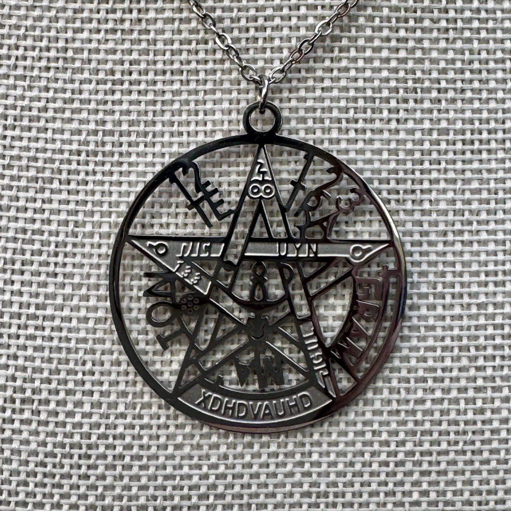 Amuleto protector Tetragramatón de acero, activado y con cadena | detalle