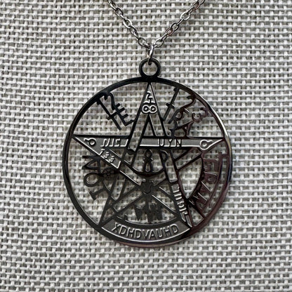 Amuleto protector Tetragramatón de acero, activado y con cadena | detalle